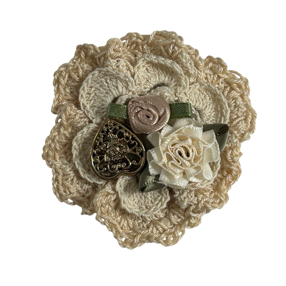 Vintage Handmade Ivory Flower Crocheted Yarn Flower Brooch Pin Preowned - Picture 5 of 10